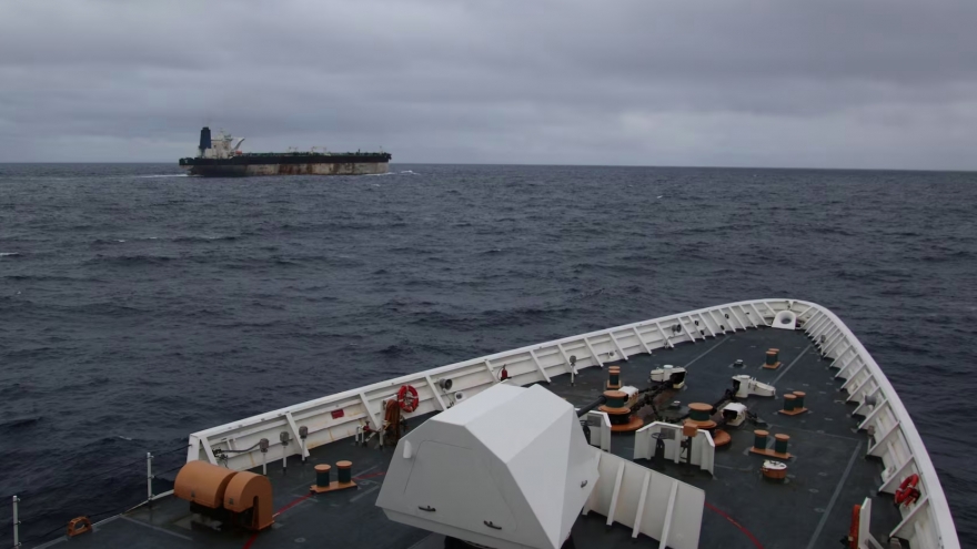 Mỹ bắt tàu chở dầu treo cờ Nga, Moscow phản đối